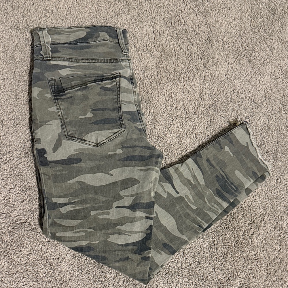 Express Women's Camo Skinny Jeans‎ Frayed Hem Zip Ankle Gold Button Size 4